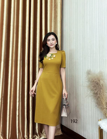 Đầm body suông màu vàng đính hoa - D192