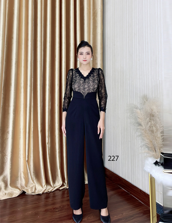 Jumsuit phối ren cổ tim tay dài - D227