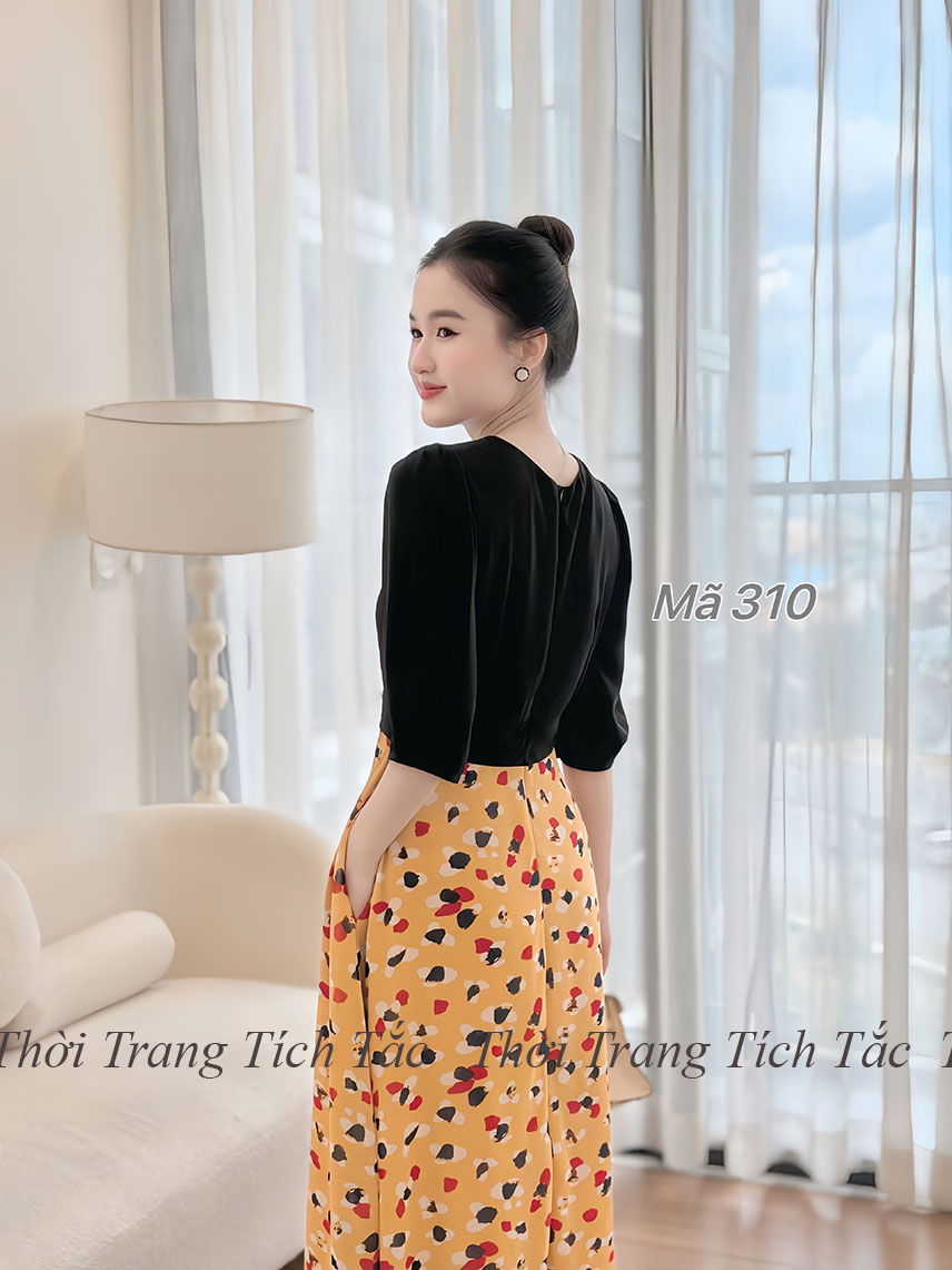 Dam xoe phoi ao den chan vay vang hoa tiet mau sac e310 1